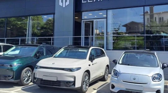 Koniec emisyjnego paktu. Toyota i Stellantis odcinają Teslę od łatwych pieniędzy