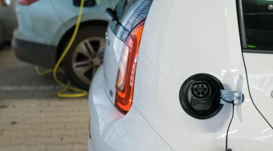 Europa kupuje coraz więcej elektryków. Wzrost o 70 proc., a Polska daleko w tyle
